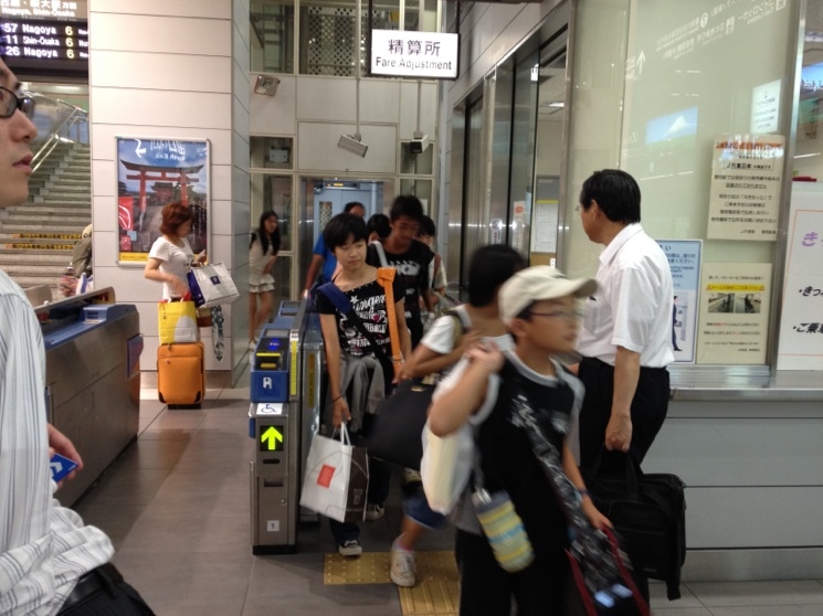 １２．８．２０子ども平和の旅・静岡駅到着④.JPG