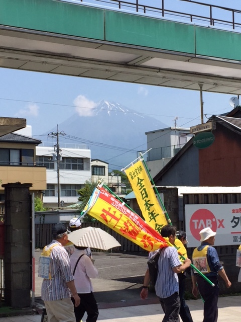 １６．５．２２平和行進富士宮④行進と富士山.jpg