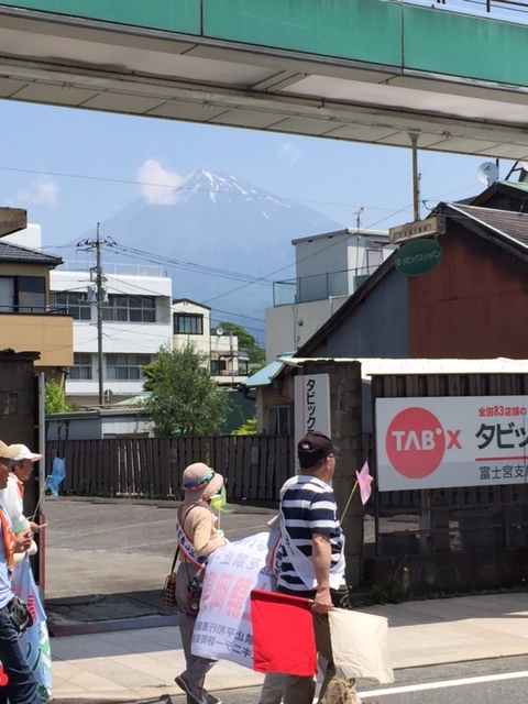 １６．５．２２平和行進富士宮⑥行進と富士山.jpg
